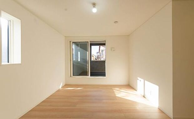 「陽の恵み」 爽やかな陽ざしを感じられる日当たりの良い洋室早起き爽やか、元気な一日に大切な陽の恵み