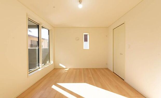 「陽の恵み」　爽やかな陽ざしを感じられる日当たりの良い洋室早起き爽やか、元気な一日に大切な陽の恵み