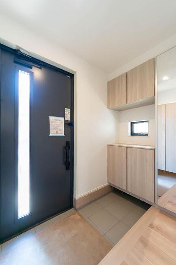 「おかえり」と「いってらっしゃい」を優しく包み込む、明るく広々とした玄関。家族の毎日が、ここから気持ちよく始まります。