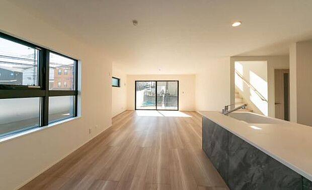 ワイドな窓から陽光がたっぷり入り、朝から家族の笑顔が輝くリビング。明るい空間がお子様の健やかな成長を優しく、温かく見守ります。