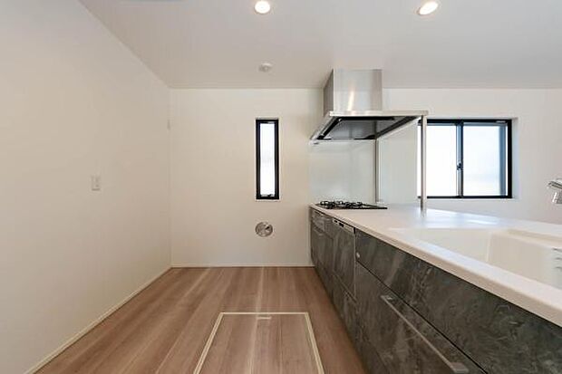 リビングまで見渡せる開放的な対面キッチン。お子様の成長を間近に感じながら、家族の絆を深める温かな料理の時間が始まります。