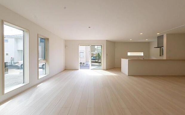 上質な素材感に包まれる、こだわりを凝縮したリビング。大きな窓から光が入り、開放感あふれる日常を演出します。