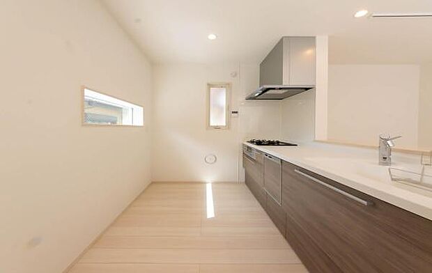 「広々ワイドサイズなシステムキッチン」せっかくのお料理空間。毎日の事だから広々システムキッチン。