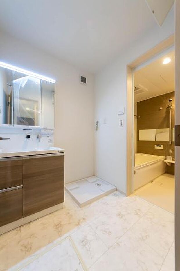 清潔感あふれるワイドな洗面化粧台。家事動線を考慮した機能的な配置で、忙しい朝の時間もスムーズに支度ができる快適な空間。