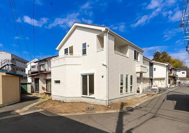 憧れのマイホームマイホームを持つ幸せを分に感じる陽当たり。明るい日差しが美しく外観を照らします。