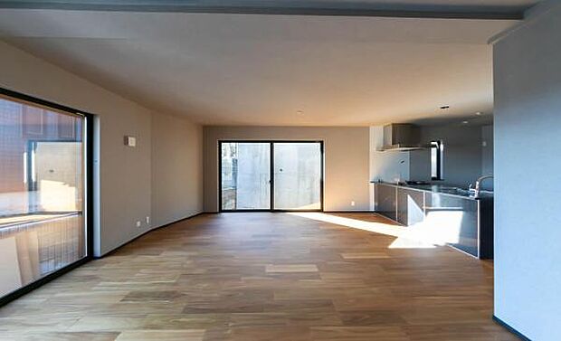 「上質な空間を」開放感と日当たりの良さに恵まれたリビング空間。上質な光は身体だけでなく心も温めてくれる。圧迫感のない空間を是非、ご堪能下さい。