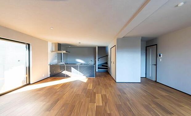 明るい陽光に包まれる、家族の特等席。白を基調とした開放感あふれるリビングで、お子様の成長をゆったりと見守る穏やかな日常が始まります。