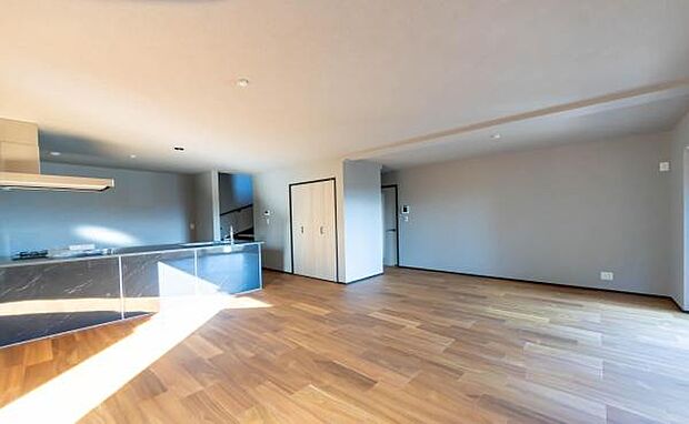 「家族が大好きなリビング」みんなが集まる広いリビング。みんなが大好きなリビングで家族団らん。みんなが集まるからこそ、一層の開放感を手にする素敵な住まい。