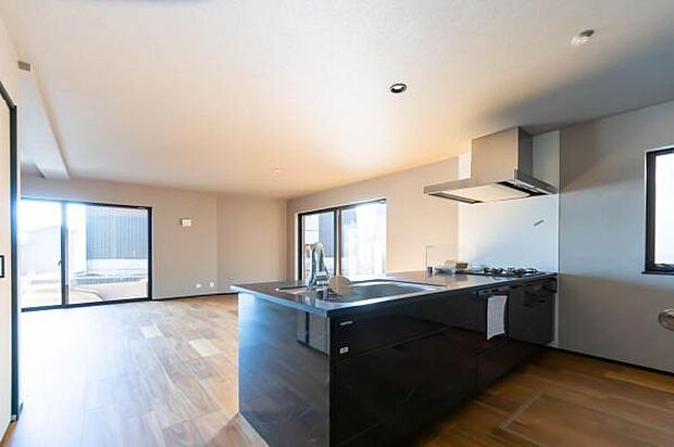 「全体を見渡せる安心感」家族の会話が弾む奥様に人気の高いカウンターキッチン、料理しながらお子様の様子の確認ができ移動しやすい広いキッチンスペースです。