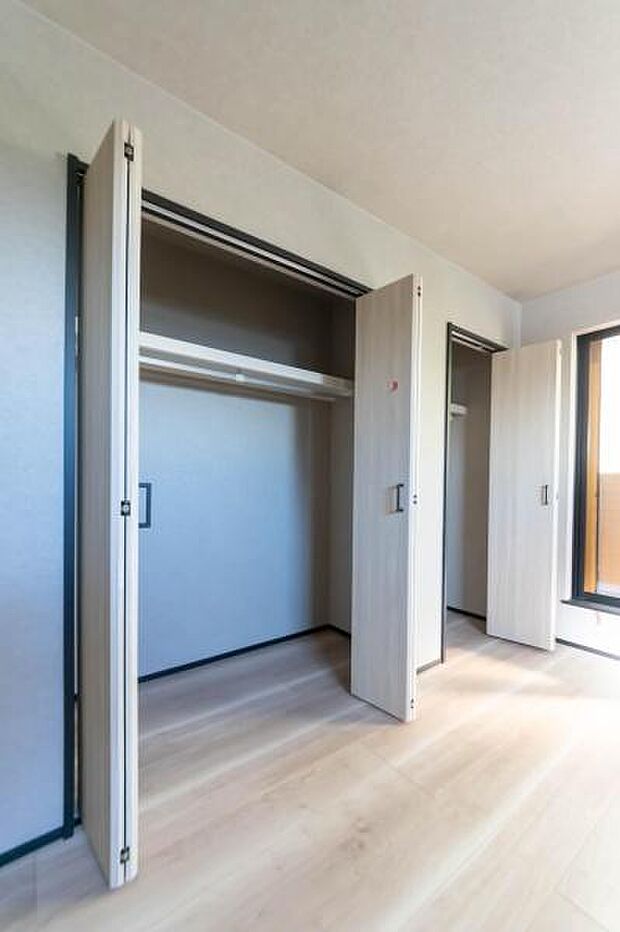 天井まで伸びる収納嬉しい収納力の高いクローゼット付き。天井付近までしっかりと収納ができる使い勝手の良いクローゼット。