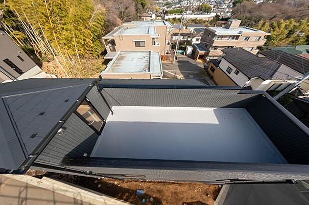 「清々しいバルコニー」広々としたバルコニーは陽当たりはもちろん、解放感や眺望も楽しめます。碧空を満喫し心が透きとおる。癒される心地よい空間。