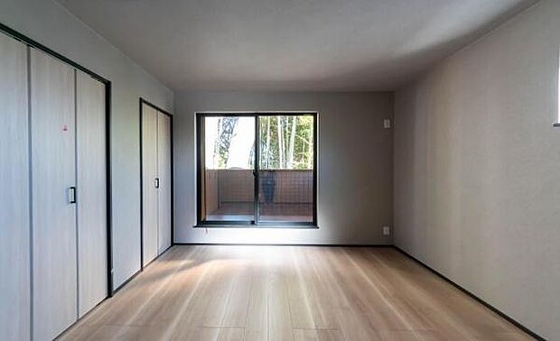 明るい陽光が差し込む、広々とした居住空間。 新生活を始めるあなたに贈る、開放的な南向きの洋室。心地よい木の温もりを感じながら、穏やかな毎日を。