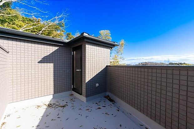 「清々しいバルコニー」広々としたバルコニーは陽当たりはもちろん、解放感や眺望も楽しめます。碧空を満喫し心が透きとおる。癒される心地よい空間。