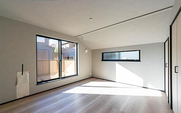 「陽の恵み」　爽やかな陽ざしを感じられる日当たりの良い洋室早起き爽やか、元気な一日に大切な陽の恵み