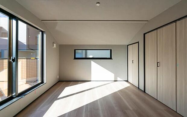 明るい陽光が差し込む、広々とした居住空間。 新生活を始めるあなたに贈る、開放的な南向きの洋室。心地よい木の温もりを感じながら、穏やかな毎日を。