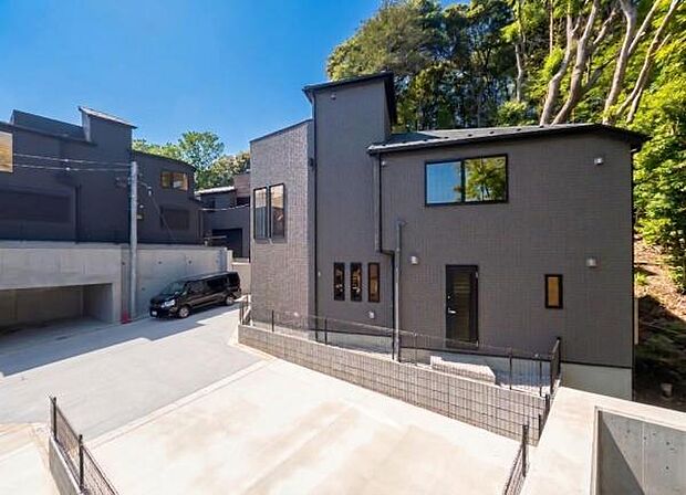 「マイホームの喜びを感じる」スタイリッシュなデザインに心満たされる。憧れのマイホームに相応しい美しく映える外観です。