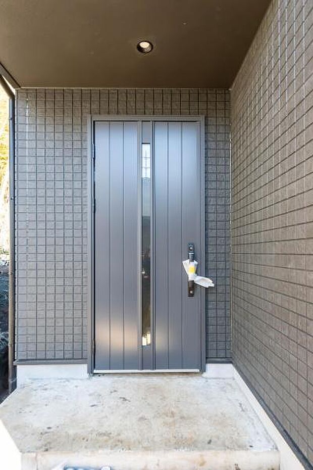 「おかえり」と「いってらっしゃい」を優しく包み込む、明るく広々とした玄関。家族の毎日が、ここから気持ちよく始まります。