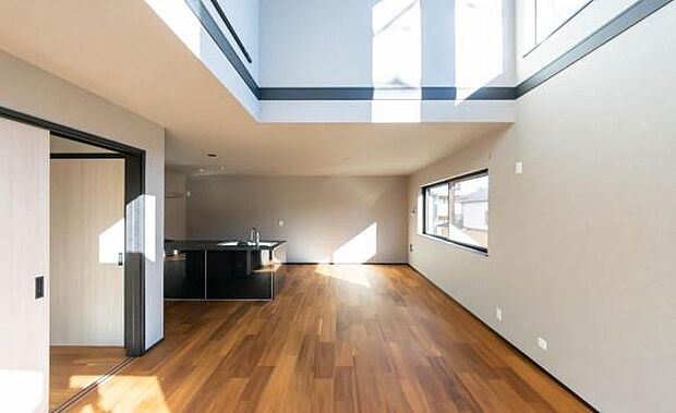 広々としたリビングは、家族の笑顔が自然と集まる場所。キッチンから室内が見渡せる安心の間取りが、忙しいママの毎日を優しくサポートします。