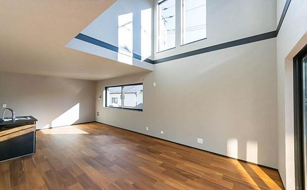 「家族が大好きなリビング」みんなが集まる広いリビング。みんなが大好きなリビングで家族団らん。みんなが集まるからこそ、一層の開放感を手にする素敵な住まい。