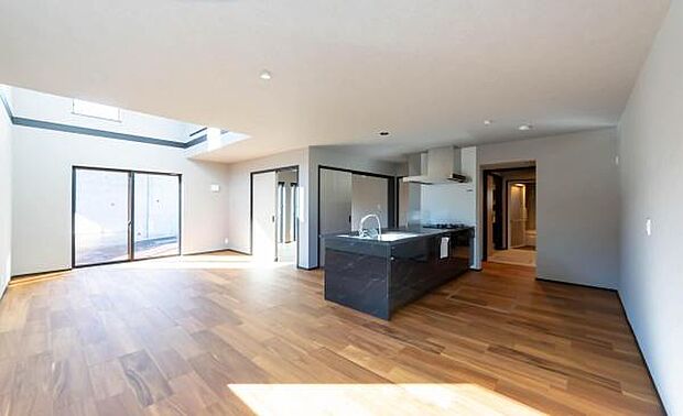 「全体を見渡せる安心感」家族の会話が弾む奥様に人気の高いカウンターキッチン、料理しながらお子様の様子の確認ができ移動しやすい広いキッチンスペースです。