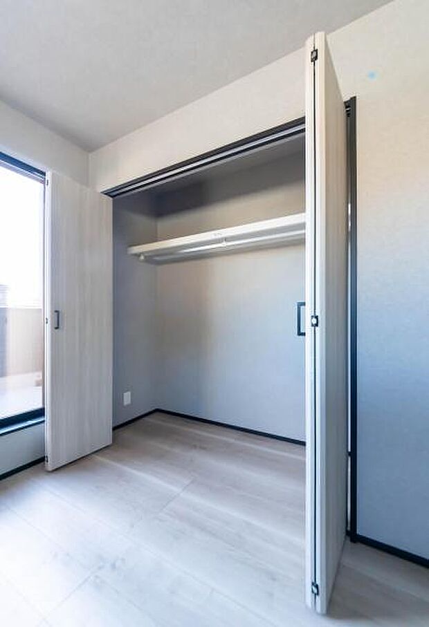 天井まで伸びる収納嬉しい収納力の高いクローゼット付き。天井付近までしっかりと収納ができる使い勝手の良いクローゼット。