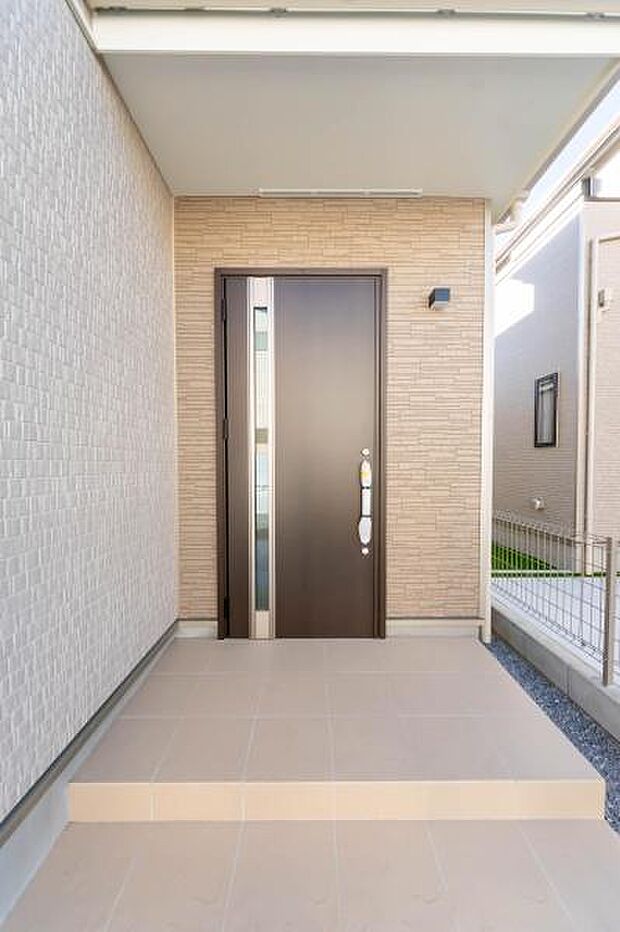「おかえり」と「いってらっしゃい」を優しく包み込む、明るく広々とした玄関。家族の毎日が、ここから気持ちよく始まります。