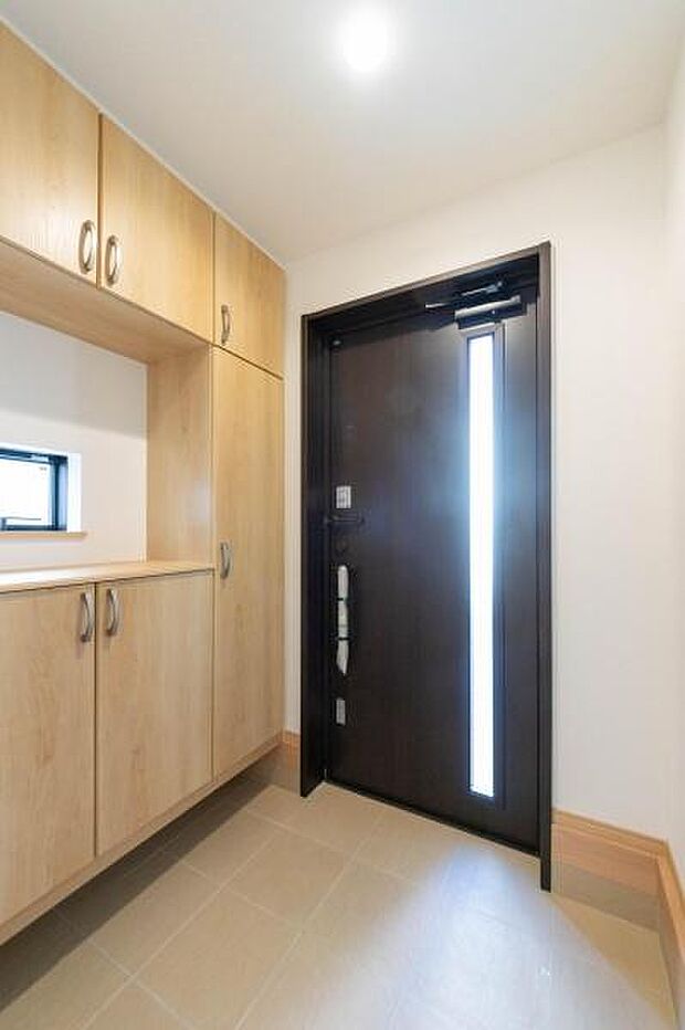 「おかえり」と「いってらっしゃい」を優しく包み込む、明るく広々とした玄関。家族の毎日が、ここから気持ちよく始まります。