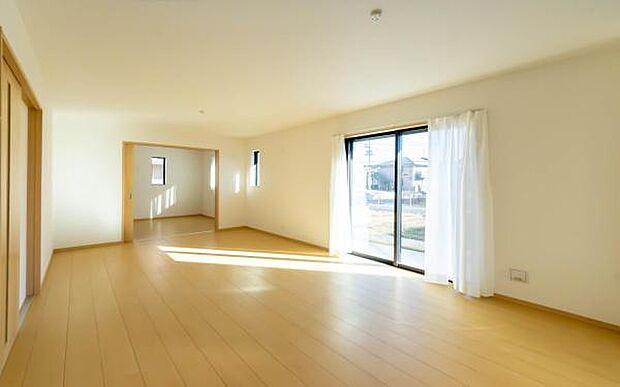 「家族が大好きなリビング」みんなが集まる広いリビング。みんなが大好きなリビングで家族団らん。みんなが集まるからこそ、一層の開放感を手にする素敵な住まい。