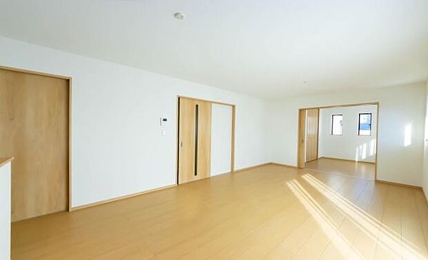 「家族が大好きなリビング」みんなが集まる広いリビング。みんなが大好きなリビングで家族団らん。みんなが集まるからこそ、一層の開放感を手にする素敵な住まい。