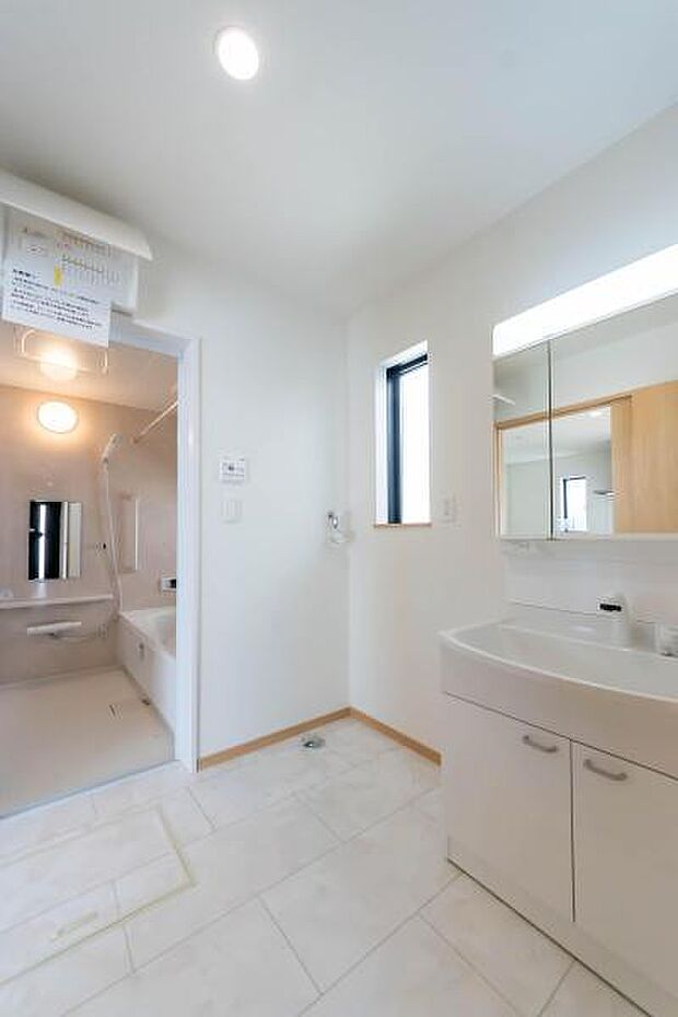 「洗面ルーム」1日の始まりや入浴前に入る空間だからこそ、清潔感や利便性が重要になる洗面室。右奥のドアをあけるとパントリーです。