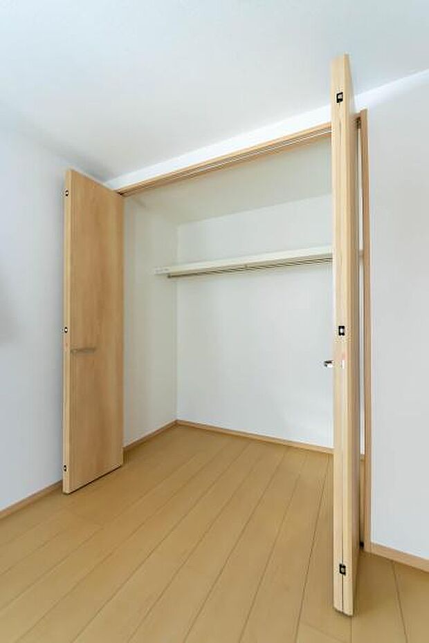 天井まで伸びる収納嬉しい収納力の高いクローゼット付き。天井付近までしっかりと収納ができる使い勝手の良いクローゼット。