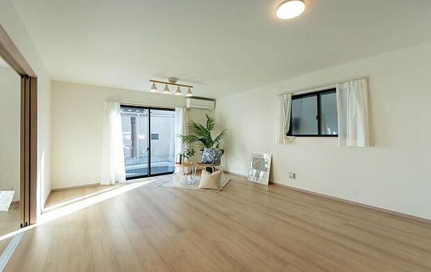 「家族が大好きなリビング」みんなが集まる広いリビング。みんなが大好きなリビングで家族団らん。みんなが集まるからこそ、一層の開放感を手にする素敵な住まい。