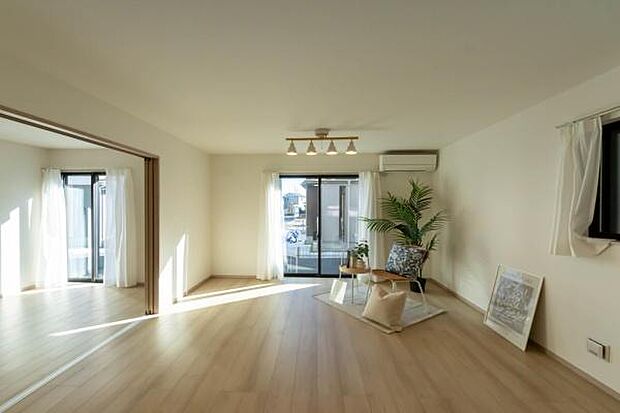 「上質な空間を」開放感と日当たりの良さに恵まれたリビング空間。上質な光は身体だけでなく心も温めてくれる。圧迫感のない空間を是非、ご堪能下さい。