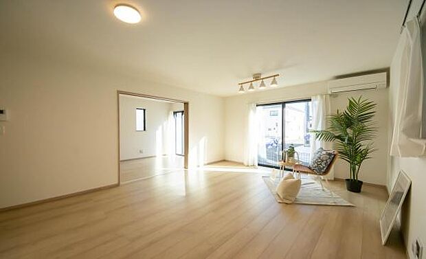 「家族が大好きなリビング」みんなが集まる広いリビング。みんなが大好きなリビングで家族団らん。みんなが集まるからこそ、一層の開放感を手にする素敵な住まい。