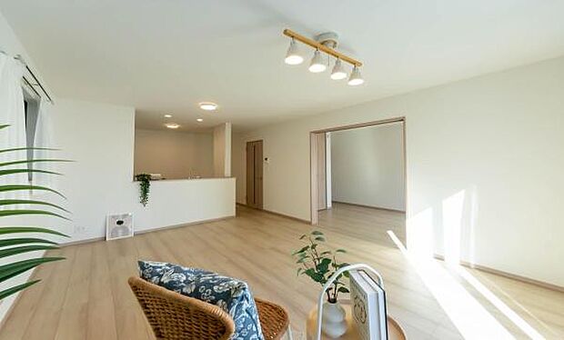 「上質な空間を」開放感と日当たりの良さに恵まれたリビング空間。上質な光は身体だけでなく心も温めてくれる。圧迫感のない空間を是非、ご堪能下さい。