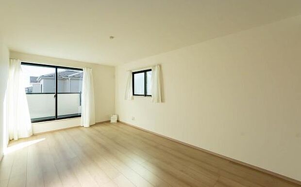 「陽の恵み」 爽やかな陽ざしを感じられる日当たりの良い洋室早起き爽やか、元気な一日に大切な陽の恵み