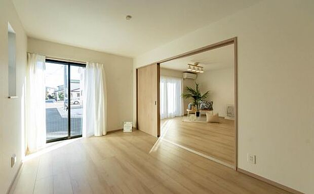 「陽の恵み」 爽やかな陽ざしを感じられる日当たりの良い洋室早起き爽やか、元気な一日に大切な陽の恵み