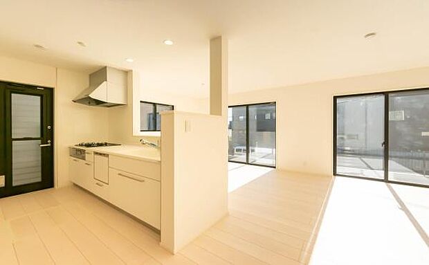 「上質な空間を」開放感と日当たりの良さに恵まれたリビング空間。上質な光は身体だけでなく心も温めてくれる。圧迫感のない空間を是非、ご堪能下さい。