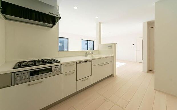 「全体を見渡せる安心感」家族の会話が弾む奥様に人気の高いカウンターキッチン、料理しながらお子様の様子の確認ができ移動しやすい広いキッチンスペースです。