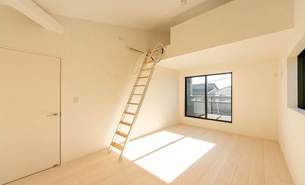 「陽の恵み」　爽やかな陽ざしを感じられる日当たりの良い洋室早起き爽やか、元気な一日に大切な陽の恵み※家具はAIにより削除しております。