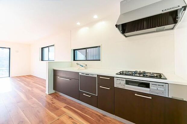 「全体を見渡せる安心感」家族の会話が弾む奥様に人気の高いカウンターキッチン、料理しながらお子様の様子の確認ができ移動しやすい広いキッチンスペースです。