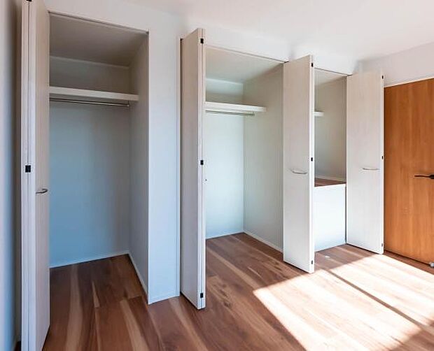 天井まで伸びる収納嬉しい収納力の高いクローゼット付き。天井付近までしっかりと収納ができる使い勝手の良いクローゼット。