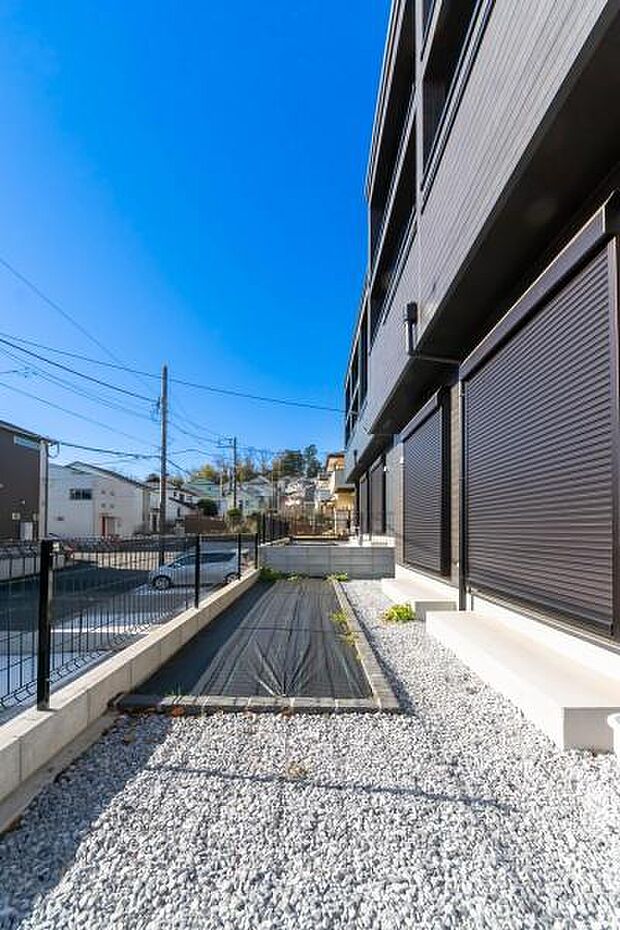 「コンパクトガーデン」ちょっとしたスペースが嬉しい。広いお庭は手入れが大変。物置きスペースやちょっとした家庭菜園にぴったり。