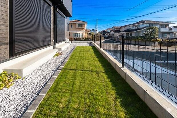 これからどんなお庭にしましょうか？家庭菜園やウッドデッキなど、家族の夢を自由に描けるお庭が、新しい暮らしの楽しみを広げます。※芝生はCG加工です。実際とは異なります。