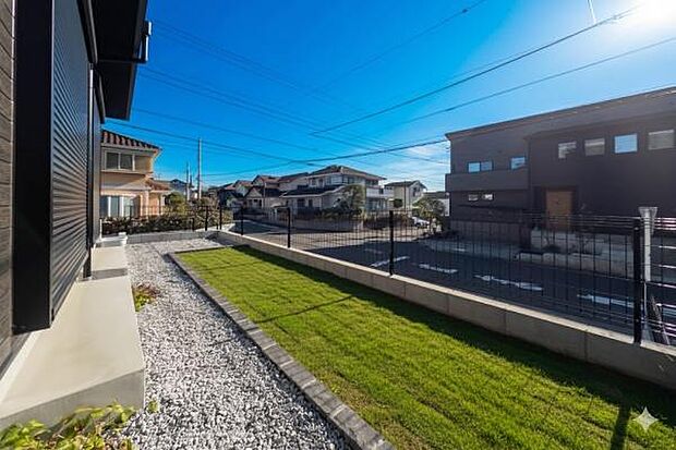 これからどんなお庭にしましょうか？家庭菜園やウッドデッキなど、家族の夢を自由に描けるお庭が、新しい暮らしの楽しみを広げます。※芝生はCG加工です。実際とは異なります。