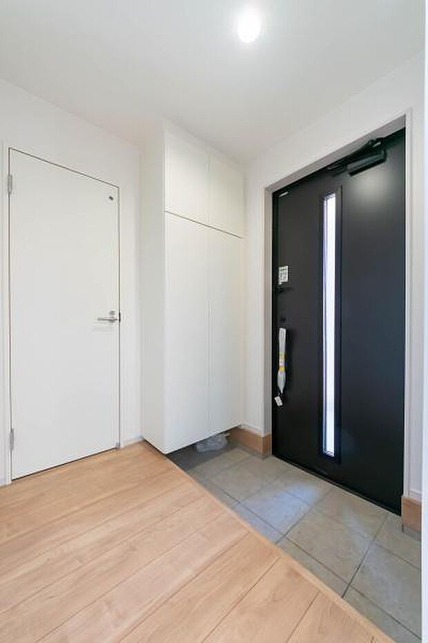 「おかえり」と「いってらっしゃい」を優しく包み込む、明るく広々とした玄関。家族の毎日が、ここから気持ちよく始まります。