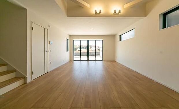 陽光がたっぷり差し込む明るいリビング。開放的な空間で、お子様の笑顔ものびのび輝きます。家族の新しい物語がここから始まります。