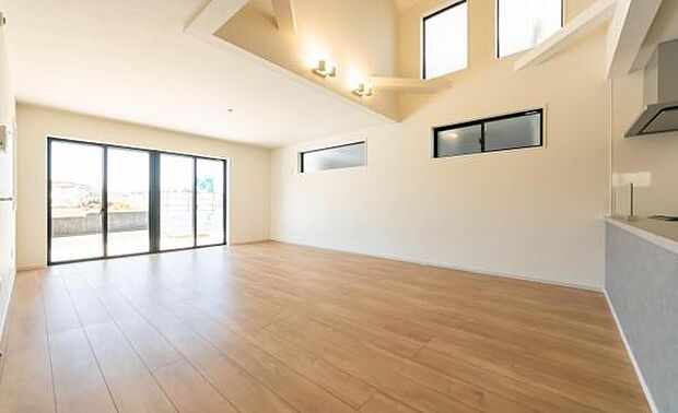 心地よい風が吹き抜ける、ゆとりあるLDK。この広い空間でどんな思い出を作りますか?未来の幸せな生活イメージが膨らむ理想の空間です。