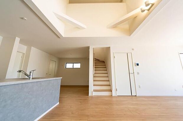 吹き抜けから陽光が降り注ぐ、開放感あふれるリビング。高い天井が家族の心まで明るくしてくれます。心地よい一日の始まりをここで迎えませんか。