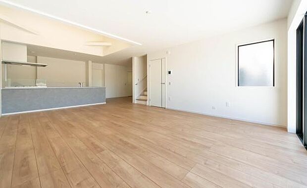 陽光がたっぷり差し込む明るいリビング。開放的な空間で、お子様の笑顔ものびのび輝きます。家族の新しい物語がここから始まります。